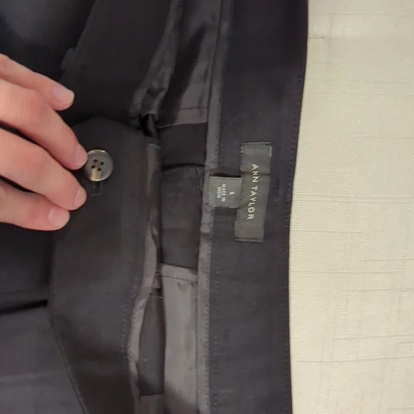 Ann Taylor Black Shorts - Size 6 - Picture 3 of 4